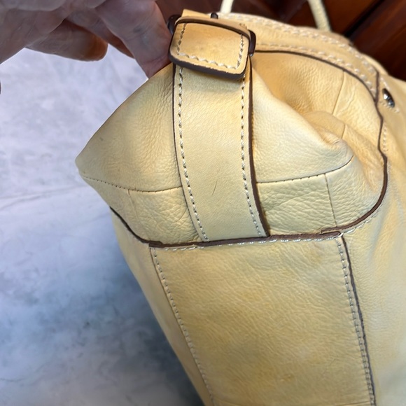 Fossil   Shoulder / Bucket bag   Leather yellowish tan  Drawstring  Side pockets - Picture 13 of 17